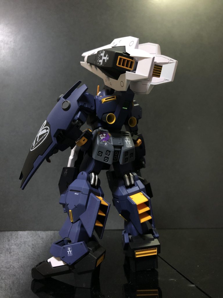 バックショットの立ち姿、配色、結構お気に入りです。