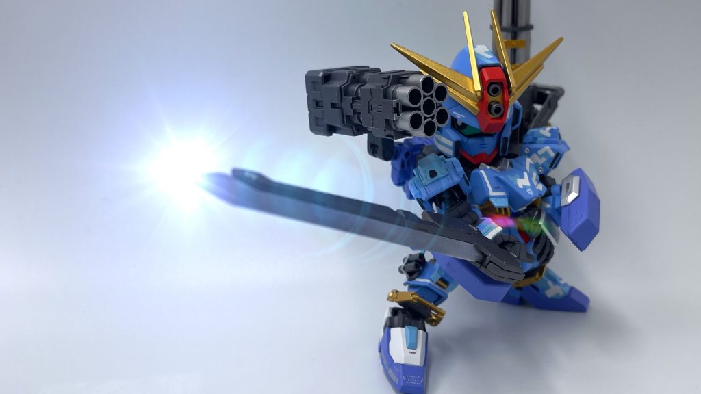 背中に背負っていたのは、「必殺剣・ファイナルコマンドブレード」また、左脚にはコンバットナイフを装備しています。