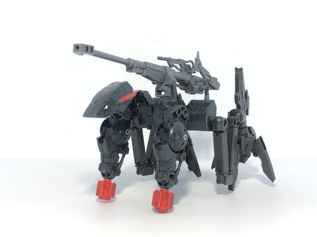 バックパックはポルタノヴァ宇宙仕様のものに30MMメカドックの頭とオプションウェポンのクローを付けて犬型の無人支援機にしました。背中には30MMのスナイパーライフルを取り付けることが出来ます。