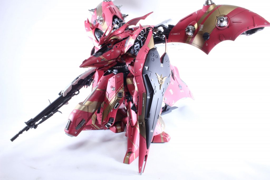 プラ板をガンガン切って貼ってスジボリラインつないで…を延々と繰り返しディテールとしています。バインダとしっぽがなんせ巨大なので飽きるときもありましたが、なんとか形になってくれました😆