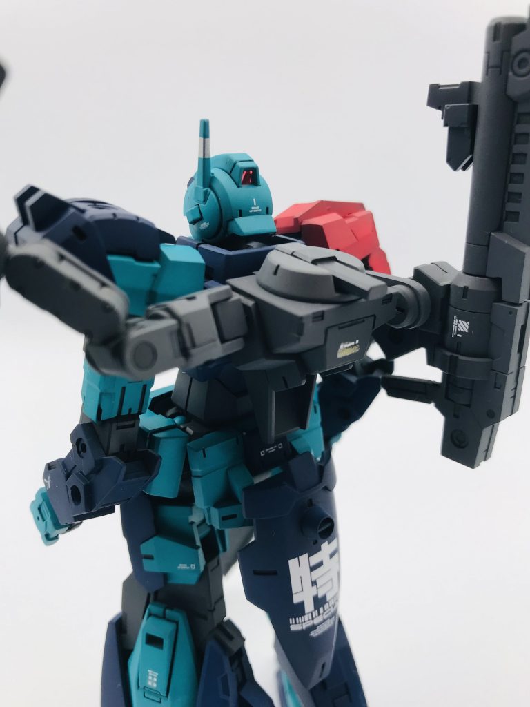 カスタムっぽさを出すために、ショルダーアーマーを左右非対称にしてみました。片側をレッドショルダーにしたのはかなり気に入っています。