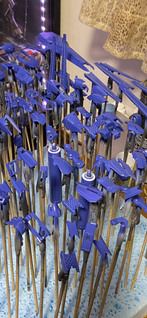 白い外装の下地塗装です。青い外装の色をそのまま使ってるんで全体的に色合いが合うかなって…