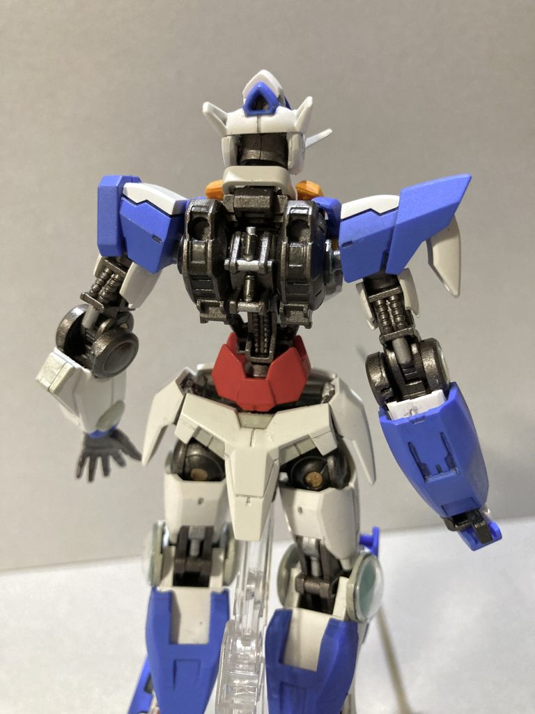 バックパックはバルバトスの基部を元にクアンタのＧＮドライブ基部やアームを接続しているので取り外しも可能です。また、上腕部の装甲は背面側をカット、腿の装甲は表裏の両側で関節に干渉するところをカットしてはめこんでいます。どちらもクアンタのもの。