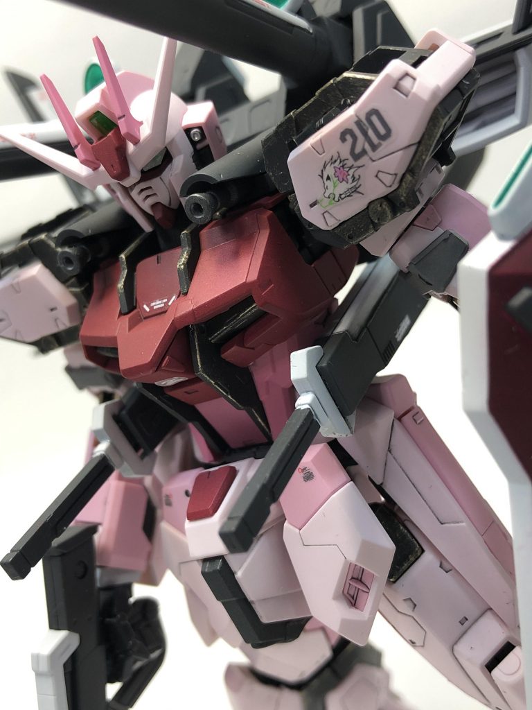 フレーム部分はメカサフ塗装した後に金色で汚しをかけました。