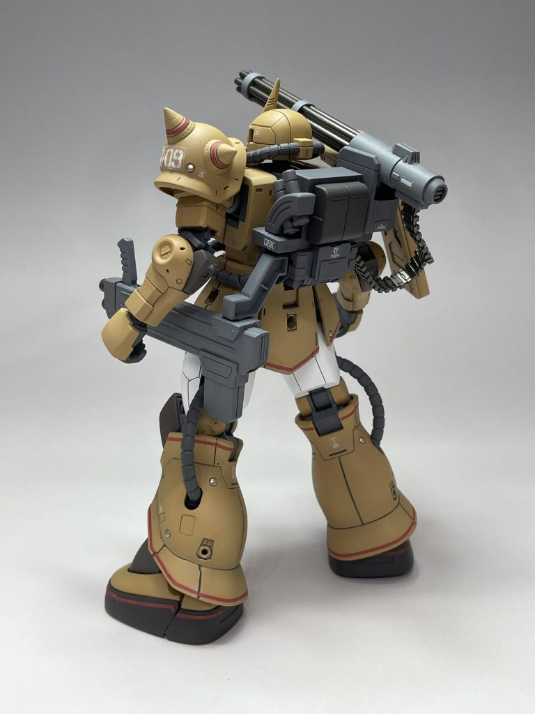 赤いラインのシールは秀逸ですが、肩のシールはやはりうまく馴染みませんでした。