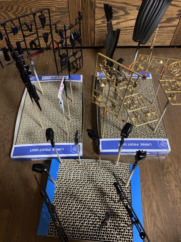 塗装中。色についてですが、最初レオスの色は黒系統かなぁと思い込んでいたのを思い出したのでそちらを参考にいたしました。