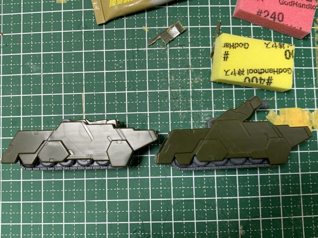 MGヘビーアームズイーゲル装備に付属する無限軌道のジョイントの干渉する部分をカットし、脚部にしっかり密着できるようにしています!