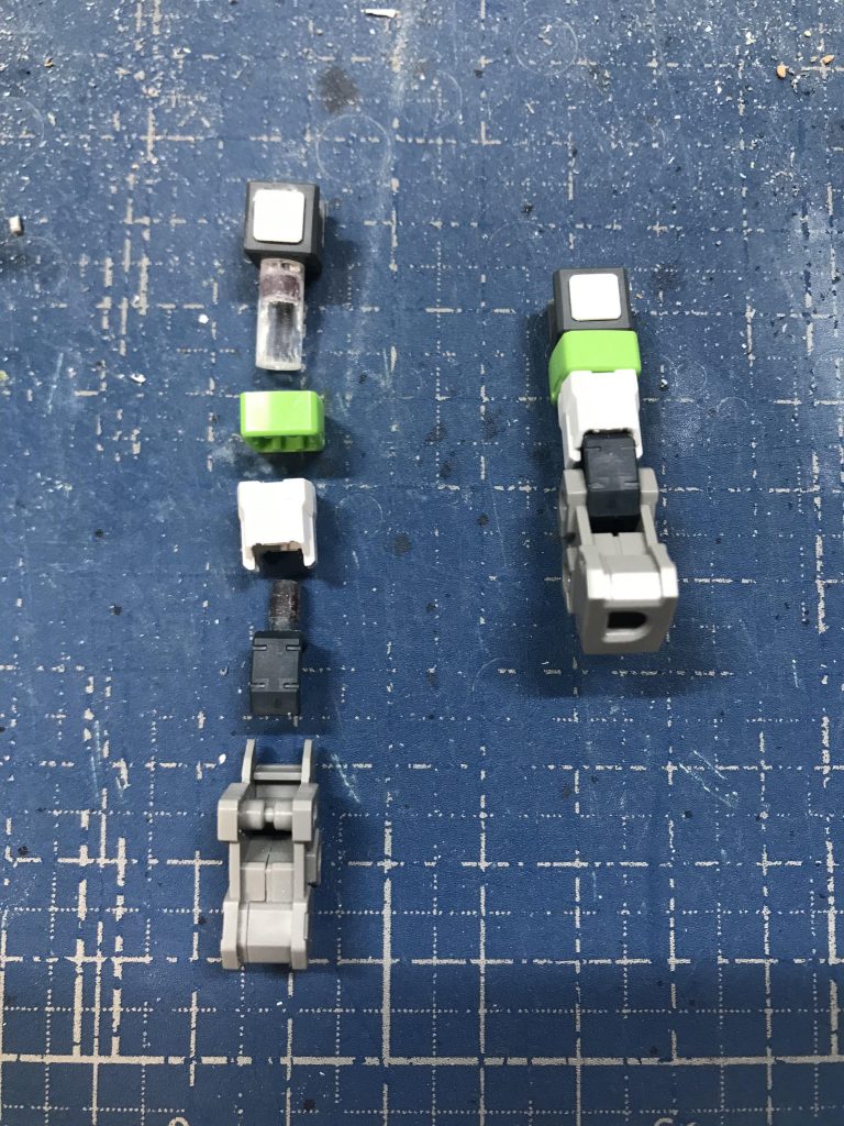 関節で元キットと合わない箇所は、プラ材を使って加工。