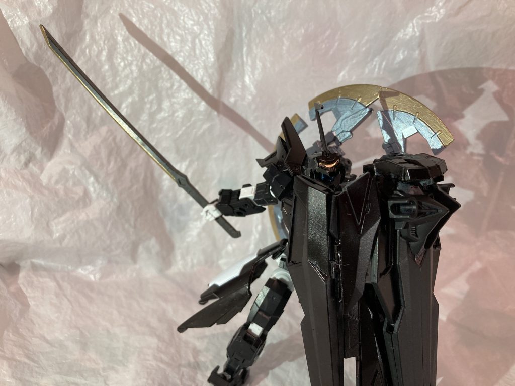 左肩の大型シールドで攻撃を受け、刀で反撃するのが主な戦い方になります。