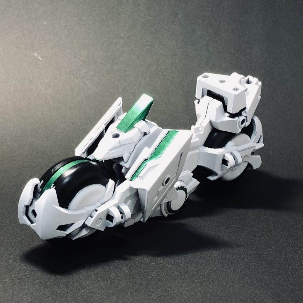 エコプラかッ！ちゅーくらい黒一色だったトリニティバイクを、ツイッターで見かけたS.KAZAMA（@s_kazama_2010）さんの作例を参考に、ユニコーンっぽく白とメタリックグリーンの２色で塗り分け。タイヤの円形のマスキングが超大変で、ダイソーのコンパスカッターに活躍いただきました😩