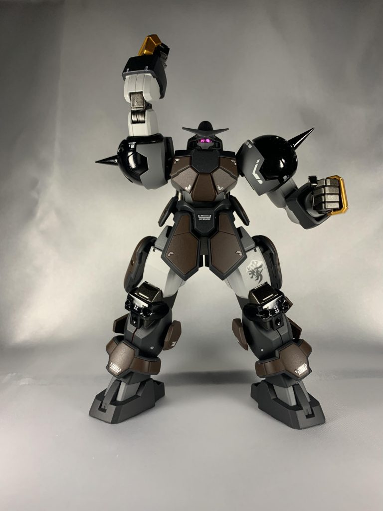 ↑最後にラストシューティングっぽいアッパーカット!他、改造ポイントは....・頭部にガンダムっぽくV字アンテナを付けました。(たしかヴァーチェの物を)・カメラアイはモノアイみたいな目は削ってバイザー(?)風にシールを貼ってます。・背部にGNキャノンを取り付けるため、元々のバックパックを2つにカットして挟み込む感じにしています。・当初の予定で使用するつもりのなかったマグアナックの各パーツを、後でペタペタとサイドアーマーやらタイタスの脚部に貼り付けてマグアナックらしさを残してみました。・他にも雰囲気の近いジャンクパーツを脚部に足してみたりもしてます。自分はガンダムWを観たことが無いのですが、マグアナックのなんとも言えない渋さに惹かれて購入しました。 作ってて思ったのですが、素材が違うのか他のプラと違ってヤスリがけとかがし難くて改造するのに苦労しました。ご覧下さり、ありがとうございました。