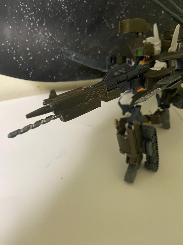 ライフルの中にはドリルが隠されており障害物破壊の他相手に対する不意打ちでも用いられる、ライフルはフェイクニューユニットのパーツを使っています。