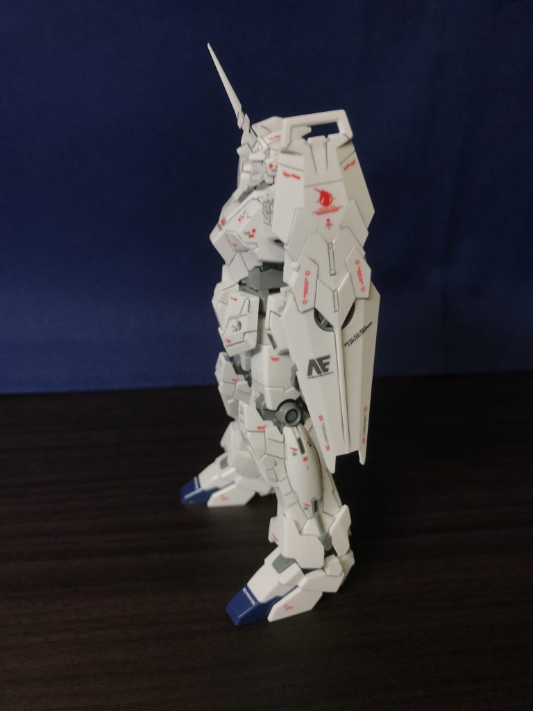 サイド左。シールド裏面、サイコフレーム部は、部分塗装で補っています。