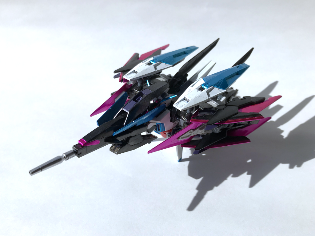 高速巡航形態[ライア・バードフォーム].目的地へはこの形態で赴き,到着し次第変形・任務遂行する.また,ウイングを格納することで全面の被弾面積を減らしつつ,目標に対しハイパードッズライフルで攻撃する強襲戦闘形態に変形することが可能.