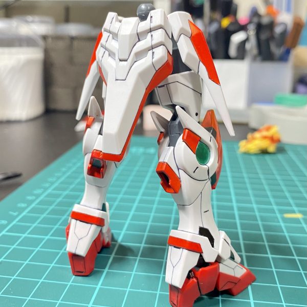 HGBF ウイングガンダムゼロ炎の進捗になります。キットのプロポーションや可動、特に膝の関節の挿し抜き設計は極めて良好だが、色分けやディテールは少し足りないので追加してます。作製開始して1か月で下半身と盾だけだと、クリスマスまでかかりそうではあります。（2枚目）