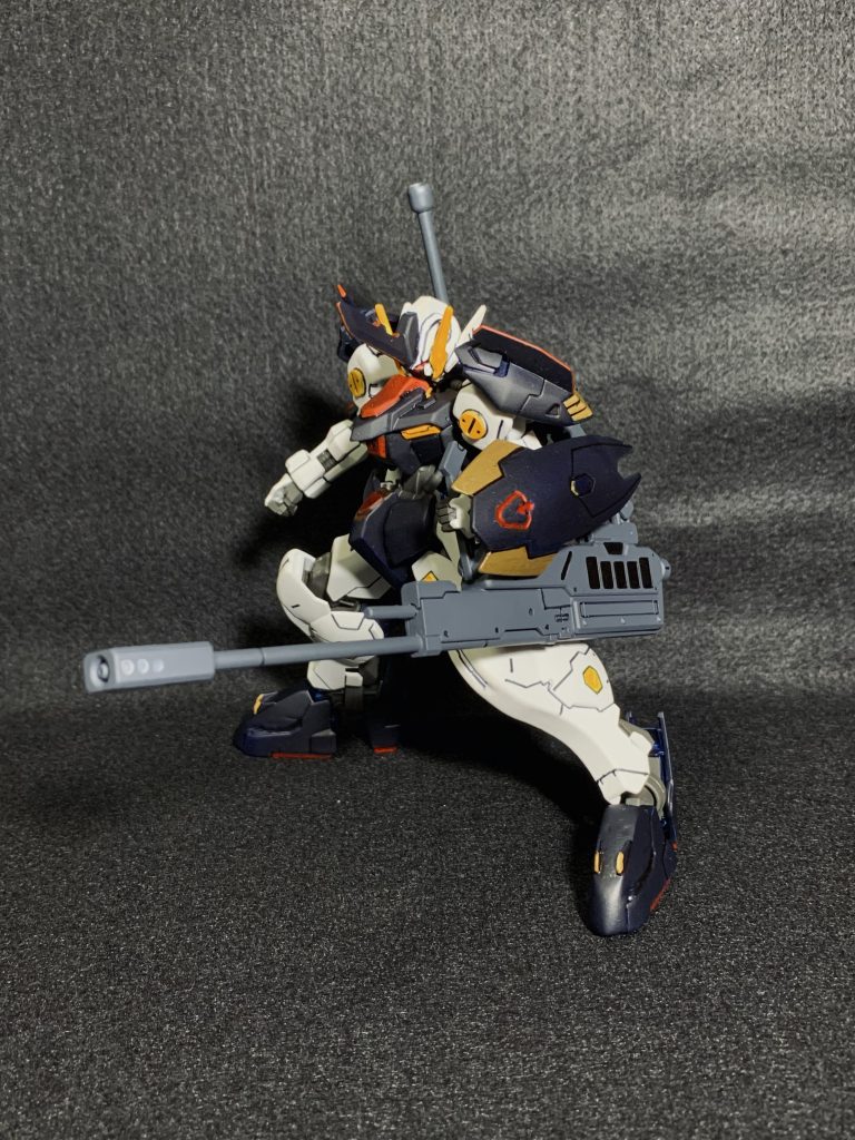 ライフル180mm口径の専用ライフル。バックパックにマウントされており、アームを展開させて装備する。安定した射撃精度を誇り、主に牽制に使用される。