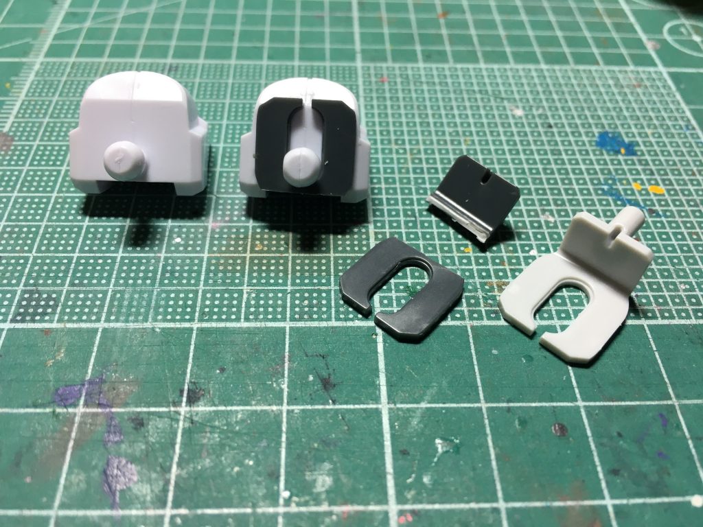 そのままだと肩の軸が長すぎて、胴体と肩アーマーの間が浮いた感じがしたので、ビルドカスタム系についてくる腰の軸を挟むジョイントを加工し、肩アーマーの内側に接着。