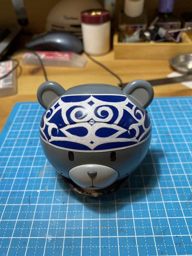 頭部の文様はエナメルホワイトで下地を描いた後クリアーを吹き一旦保護してからブルーなどで線を追加しています。