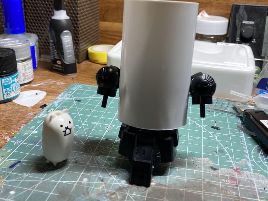 プラ板で、かなり大雑把にある程度の形を作って