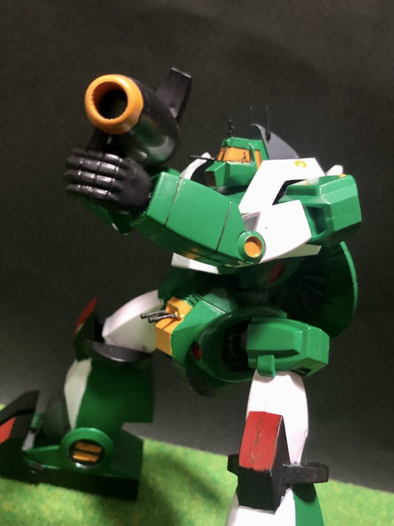 バズーカを両手持ち出来るよう肩も改修してボールジョイントです