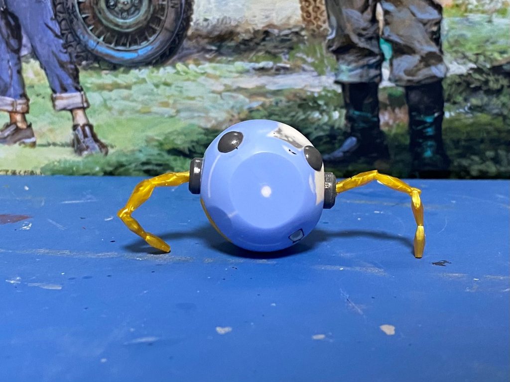 ガードアイの雛型①サフを吹く前の状態。1/250 ボールのバックパックの切断痕とコクピットを瞬間接着パテで埋めた後、粗目のスポンジヤスリで球状に削りました。カメラを向いている平面部は、かつては下方に設置されているバーニアを接着する部分でした。