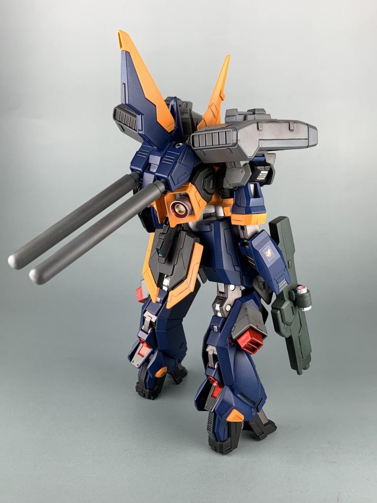 肩はスタークジェガンのミサイルポッドを使っています。そのままではつかないので若干の調整をしてます。バックパックはペイルライダーのものを使ってます。プロペラントタンクはプラパイプから上部のトンガリはジャンクパーツからです。