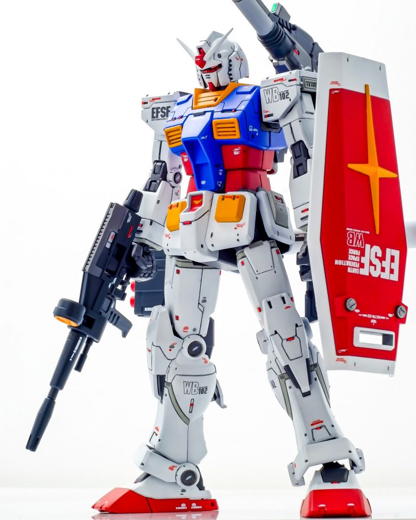 メインカメラには3.0ガンダムなどに付属のリアリスティックデカールをカットして使用。ストロボを反射させています。