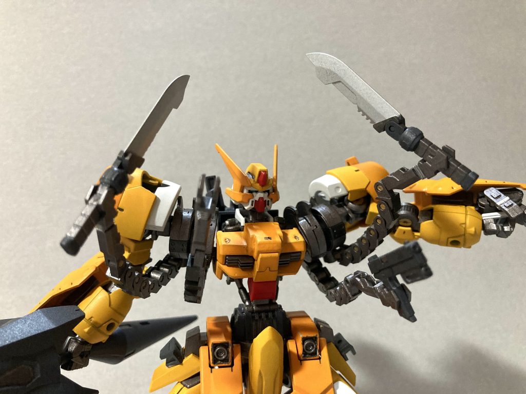 胸部と肩部の間にあるドラムから展開する副腕は、背中に装備したバトルナイフ2本、ハンドガン1丁を用いて超接近戦に対応する。