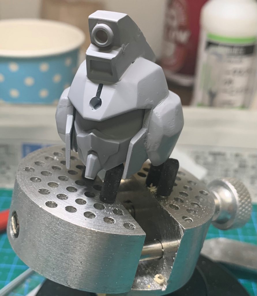 SD頭はBBライトニングの流用から始まり、頬部分をパテで埋めました。トサカは一段目を半分に切り、二段目は元の鋼丸キットから移植しています。これがサイズがピッタリで特に整形する必要がなく驚きました。