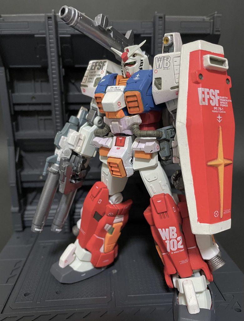 基本的にEGガンダムに無理やり外装を被せて接着した物になります(笑)顔面はHGから拝借。プラ板ディテール少し追加、腰のフロントアーマーはふんどしに合わせて横に軸棒を延長してクリアランス確保。ぐらいの加工です。ツインビームライフルとキャノンはガンメタで再塗装しました。さすがにG.F.F.も古いフィギュアですので、現代のプロポーション・可動で少し新鮮なイメージに蘇りました。