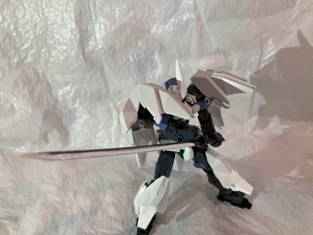 メイスから刀を抜刀白い刀身が特徴