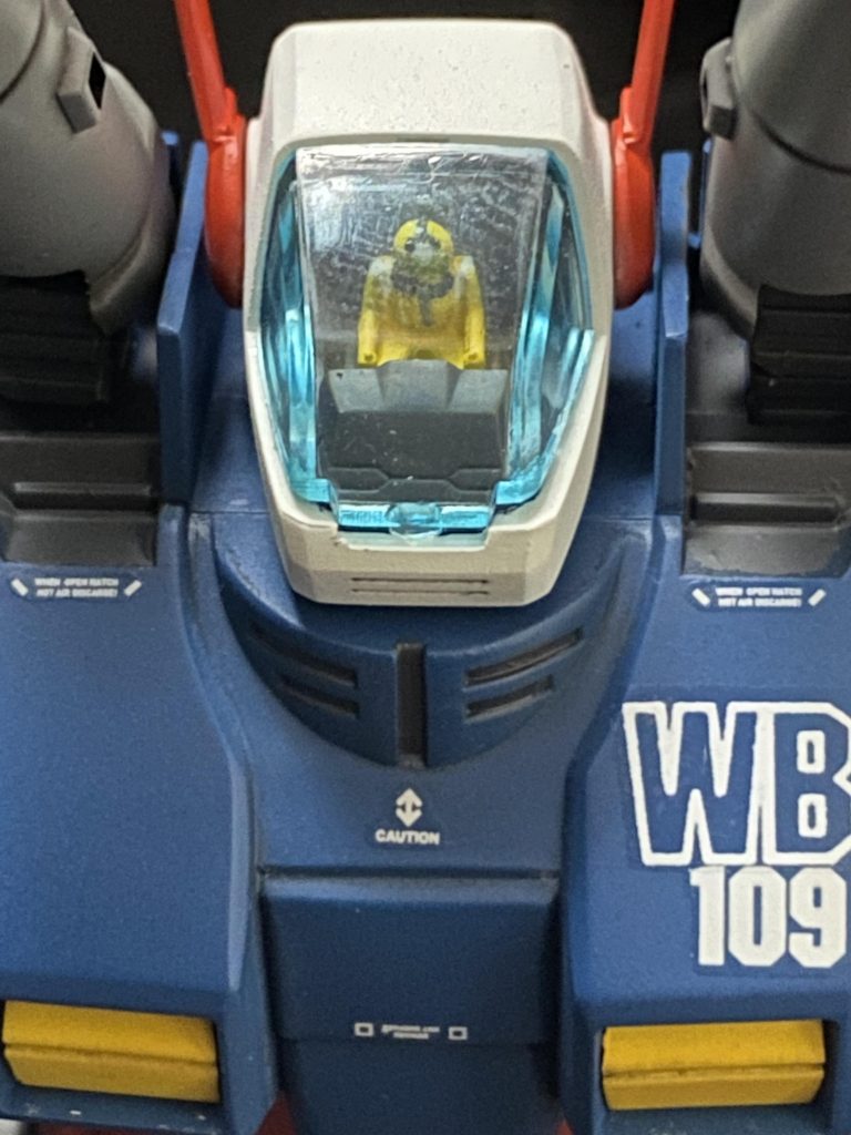 頭部アップ。クリアパーツでコクピット丸見えなので老眼と戦いながらハヤト君もちゃんと塗りました。普段 MGのパイロットすら塗らないのに1/144の人は小さ過ぎるw 逆にクリアパーツが青いおかげで鮮明に見えないので、多少粗くともハヤトっぽく出来たので良しとしましょう。