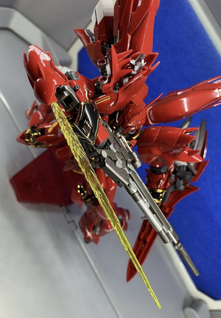 今回ライフルは積極的に塗装を採り入れ兵器としての重々しさを出しつつ金属色を多く採り入れシナンジュの絢爛差に負けないような武装へと仕上げました