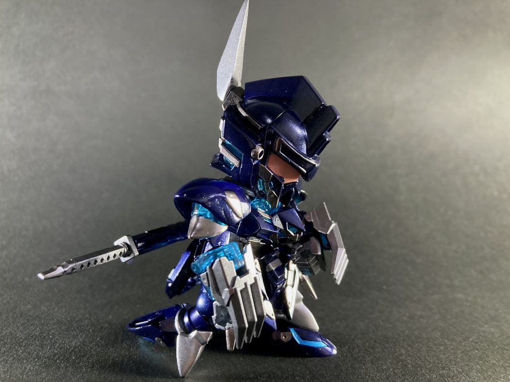 腰部前側の直垂を分離・可動させて干渉を軽減したので、膝を曲げてしゃがみ姿勢が取れるようになりました。元々佐助のキツネモード可変機構から脚部が奇妙な方向によく曲がってくれるので、より一層ダイナミックな大胆忍者ポージングが付けられます。