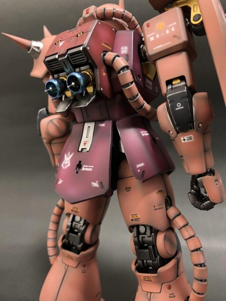 バックショットを✨デカールは以前に買ってあったシャア専用ザクのガンダムデカールを使用。足りない部分は他のデカールを足して添付しています。モールドにはエナメルの赤でポイントを入れました。少し強めに黒を残すように塗装しました。バーニアは偏光塗料を使用し、中心にピンを接着しました👍