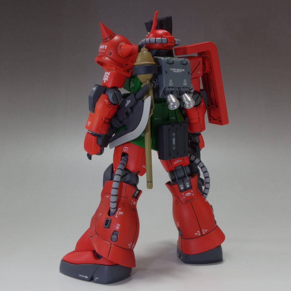 大型ヒートホークにシュツルムファウスト、バズーカ予備マガジンと、後ろ姿も情報量多め。