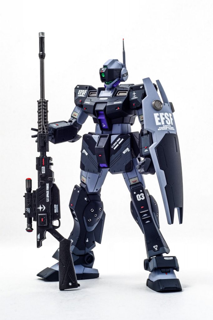 コックピットハッチ等赤部分を好みで紫に変更。そこに合わせてグレー、ダークグレーもバイオレットにふって調色しています。肩、腕、フロントスカート等パネルラインもスジボリで新規に表現し情報量アップを目指しました。