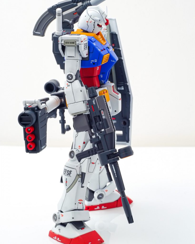 プロポーションはほぼキットのままです。ひざだけ鳥足化して立ち姿をよりよく調整しました。バズーカの弾倉はフラットだったのでジャンクパーツを使いデコレート。