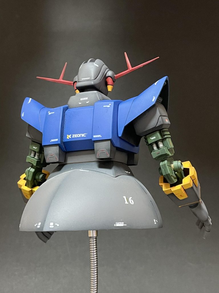 キット付属のシャフト機構は完全オミットし、代わりに頭部と腕に関節を仕込み軽く表情付けができる程度に改造変更しました。