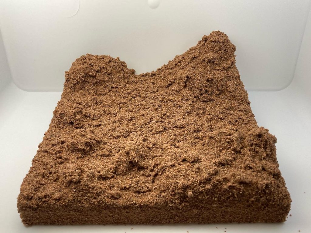 火星の荒野を表現したジオラマです。バラスト以外の材料は全て100円ショップで仕入れました。バラストは鉄道模型用のものを2色買って混ぜ、水で溶いた木工用ボンドをスプレーでふきかけて固定しています。