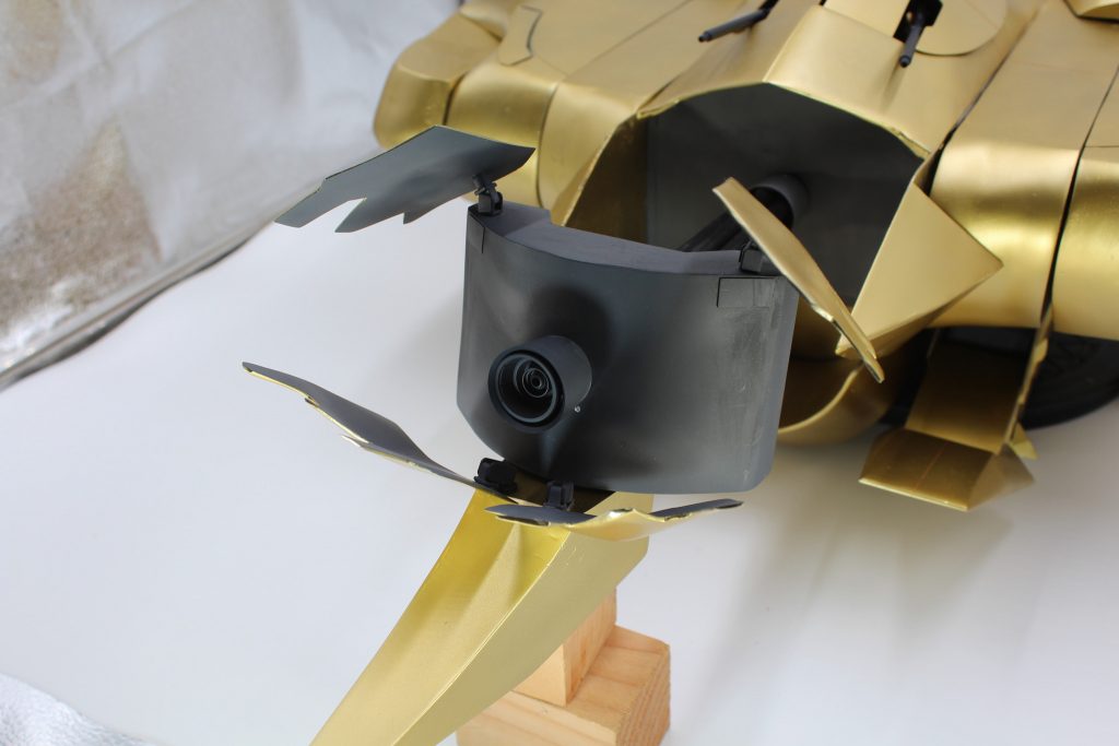 大型ビーム砲。カバーは差し替え無しで開閉します。砲口は市販パーツの組み合わせ