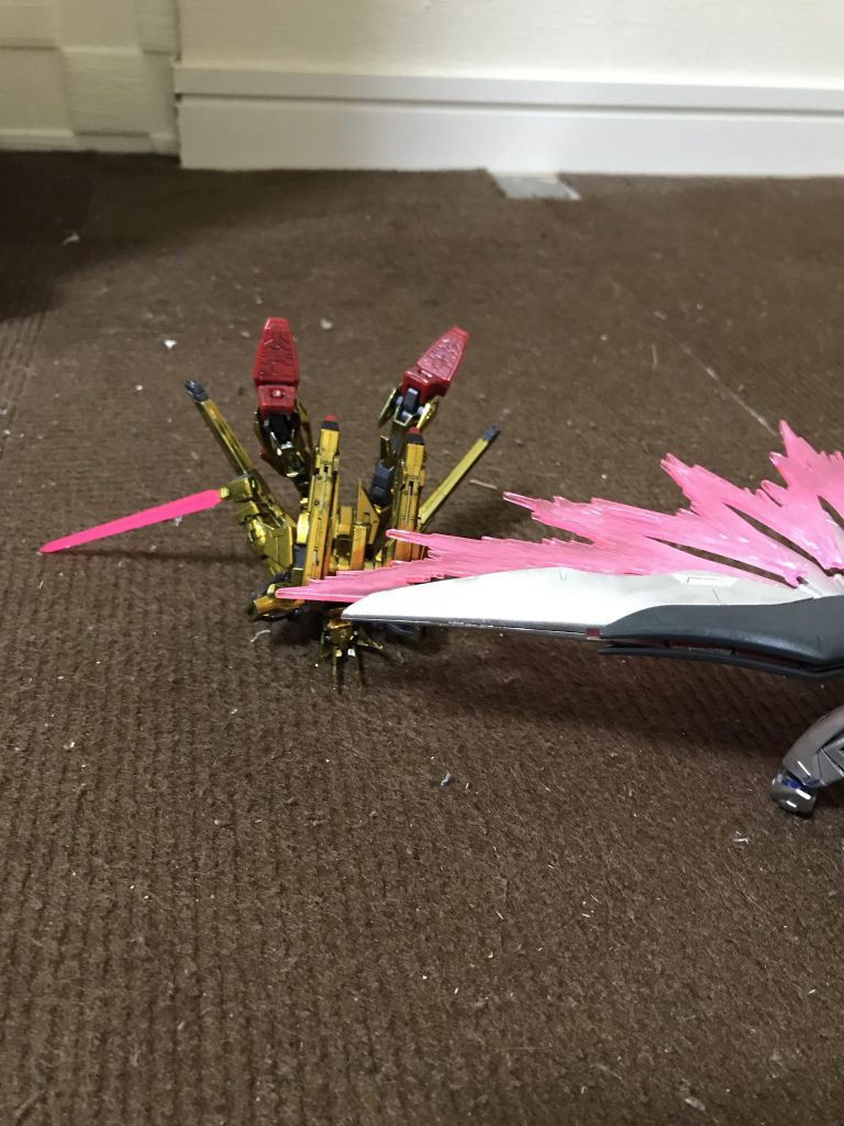 変形中は光の翼は展開可能なのでムー)悪いがステラの所に帰ってもらおうかステラ)邪魔DAー！ムー)俺は…不可能を可能に…アスラン)ハイネ！こんな感じの事が出来ます