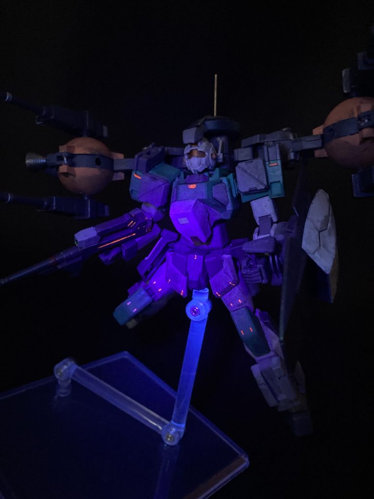 蛍光塗料でスリット部のレッドが光ります。情報収集用の素子って脳内設定。