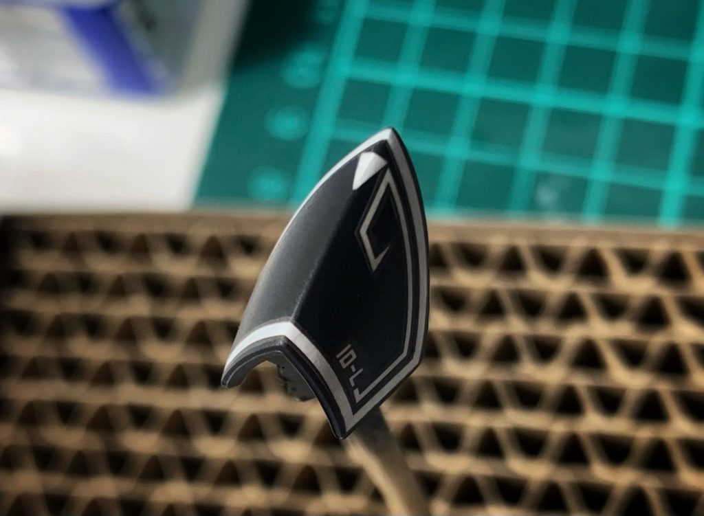 キットの一番の難所は水転写デカールではないでしょうか。特に膝アーマー…マークセッター&ソフターを駆使して強引に貼るのも手ですが、私はラインを細かく切り抜いて配置しましたデカールのグレーは無彩色ではなく赤みがかっているため全く同じものを調色するのは難しく、明度だけ合わせてお茶を濁しました