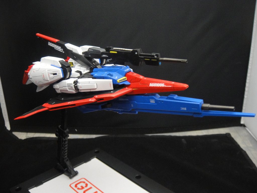 ビームライフルのスコープは差し替えで折りたたみ状態を再現しています