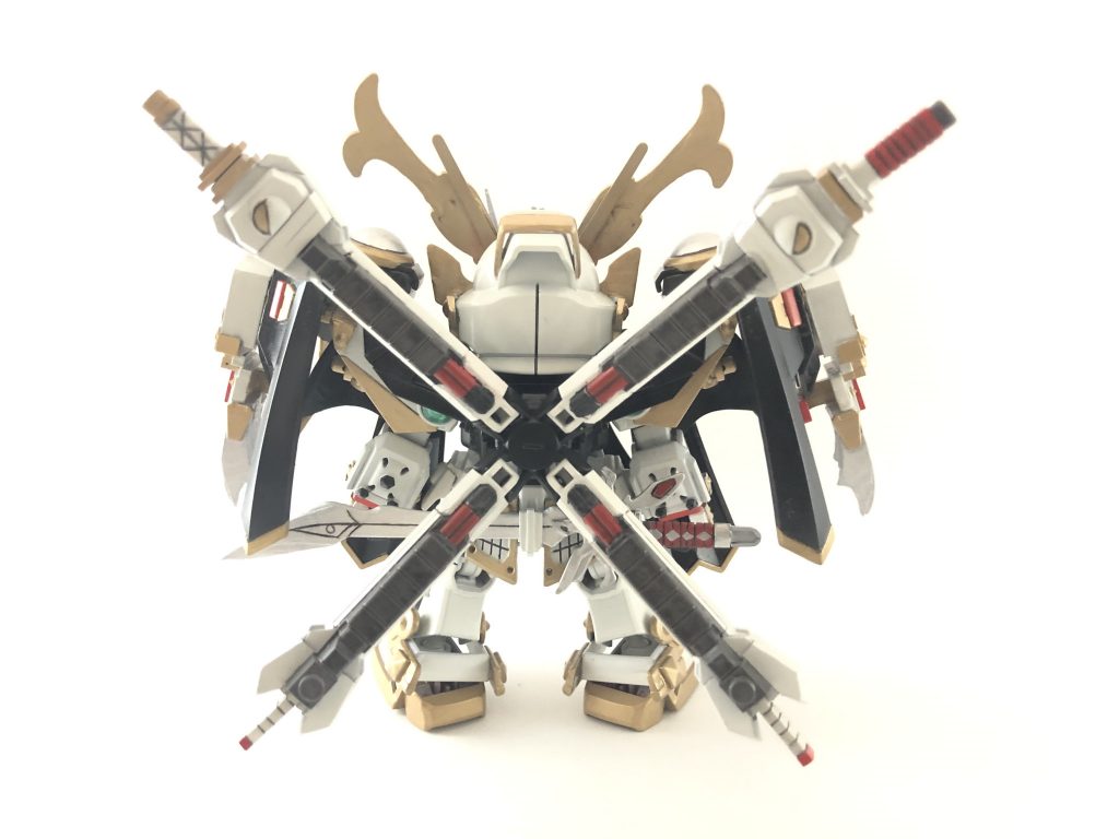 裏面背中のバーニアを鞘に改造し、刀2振りと小刀2振りを仕込めるようにしてます。