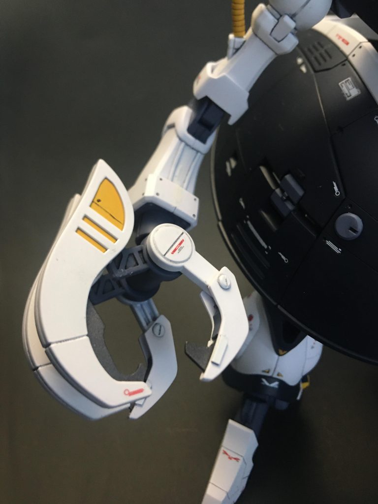 右手クロー部にはブレードパーツを追加して攻撃力を上げました。バンシィのアームドアーマーVNの試作機的な装備として実験中という設定です。