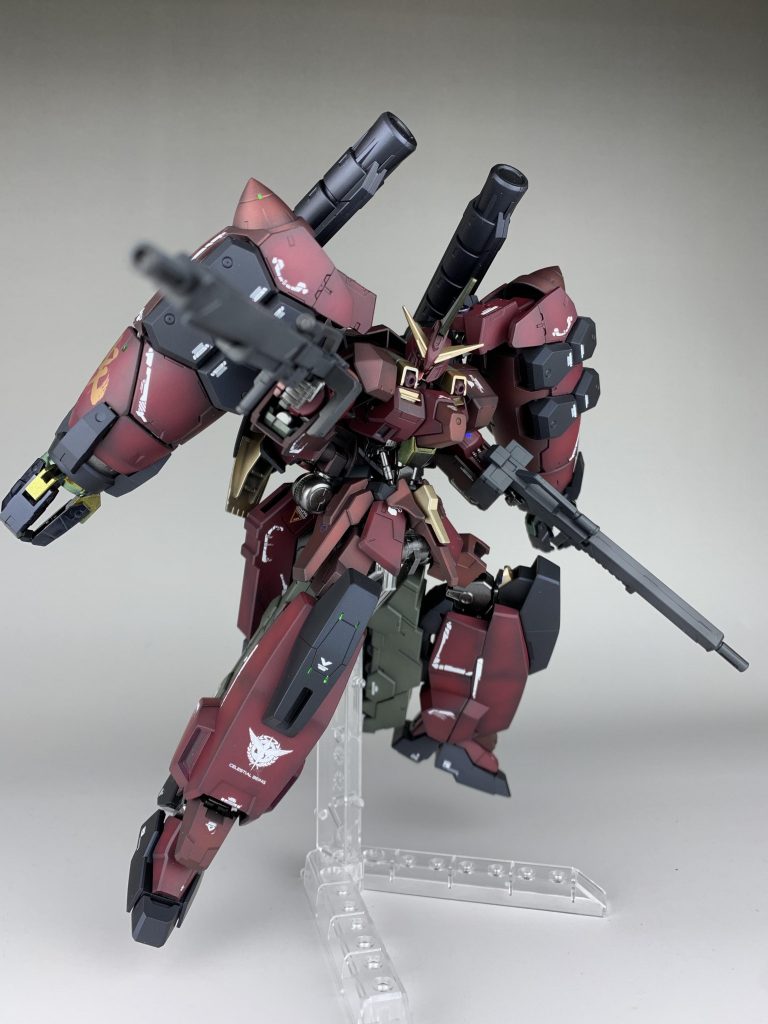 軽めですがポージングも全身の関節をかなりキツめに調整してるのでこれだけの重武装でもしっかりと動かせます🥳普段はロングライフル2丁で、対艦隊戦などの大規模戦闘の場合にはサブアームを展開してロングライフル4丁持ちで出撃する設定です!