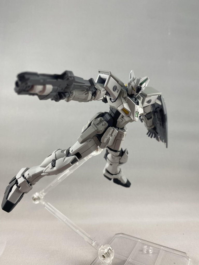 本体は最新のHGACのものなのでそこそこ動きます。