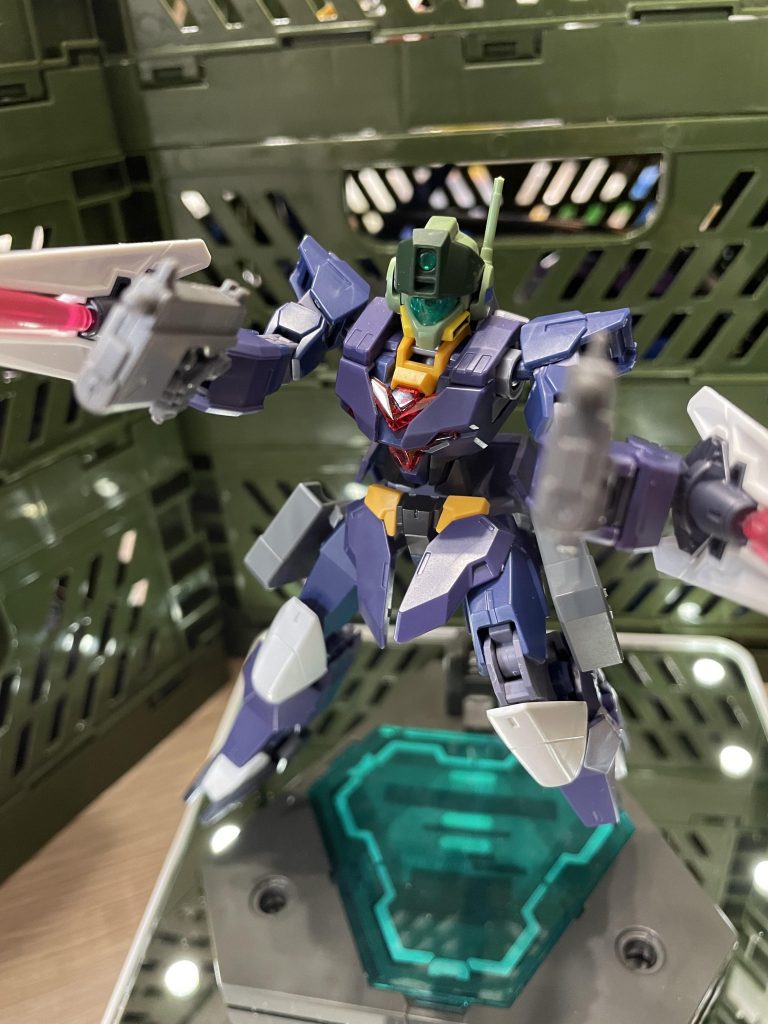 ジム:デスペラード(モード:デッドオアアライブ)ダインスレイヴで止めをさせない場合について彼は当然考えている。その際は肩や脚部、背部の火力を全てパージしてエネルギー全てを機動力に回すことができる。またユーラヴェン時のセンサービットは脚部のものを除きビームサーベル内臓のシールドに改造されている脚部センサービットにはガトリングがついているため遠隔での利用も可能。